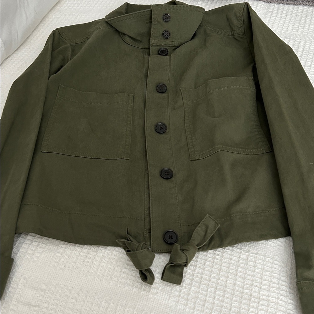 Women’s Banana Republic cropped Jacket in an Olive green color. 
Size-medium